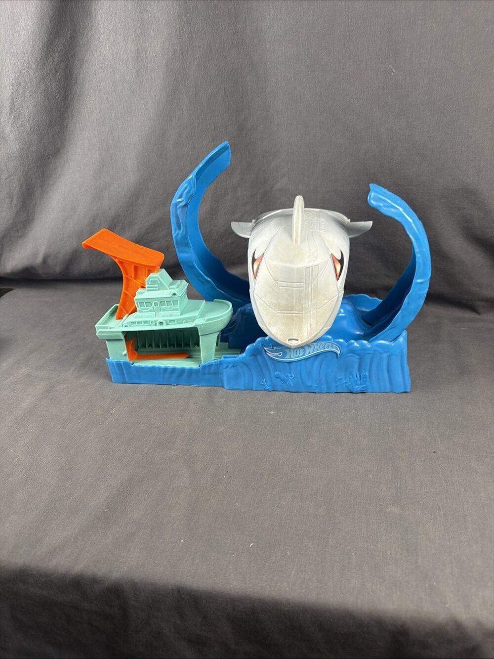 Hot Wheels City Robo Shark Frenzy Play Set - 2019 GJL12 No cars